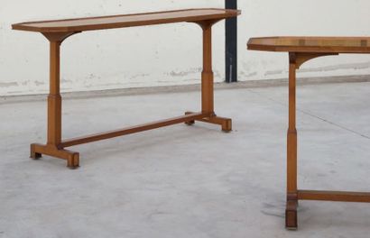 Maison JANSEN 
Paire de tables console en bois de placage, plateau rectangulaire...