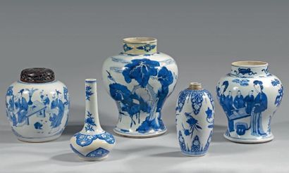 CHINE Ensemble de cinq vases décor camaïeu bleu de personnages, guirlandes et lambrequins...