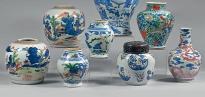 CHINE Quatre vases dont un à col, décor Imari, bleu et violine de paysages et de...
