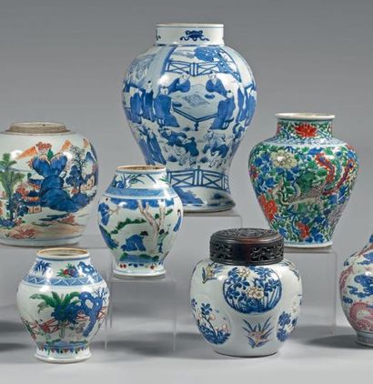 CHINE Quatre vases à décor camaïeu bleu et polychrome de personnages, branchages...