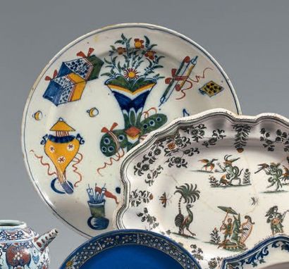 DELFT Grand plat rond à décor polychrome dans le goût de la Chine dit «au mobilier».
XVIIIe...