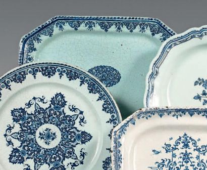 ROUEN Grand plat ovale à pans coupés décoré en camaïeu bleu de rosaces et de lambrequins.
XVIIIe...