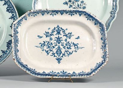 CLERMONT-FERRAND Huit grands plats ovales décorés en camaïeu bleu de dentelles, lambrequins...