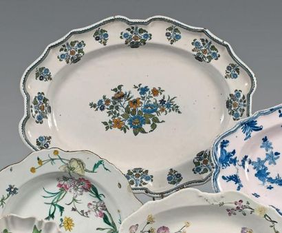 MOUSTIERS Grand plat ovale à décor polychrome de fleurs de solanées.
XVIIIe siècle.
Longueur:...