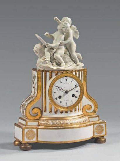 PARIS Pendule en porcelaine décorée en camaïeu or de motifs fleuris, guirlandes et...