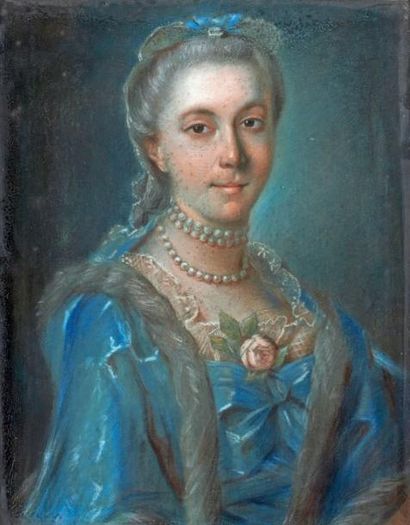 École FRANÇAISE du XVIIIe siècle 
Portrait de femme en robe bleue au collier de perles
Pastel.
55...