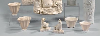 CHINE Quatre coupes libatoires à décor en léger relief émaillé blanc. XVIIIe siècle.
Époque...