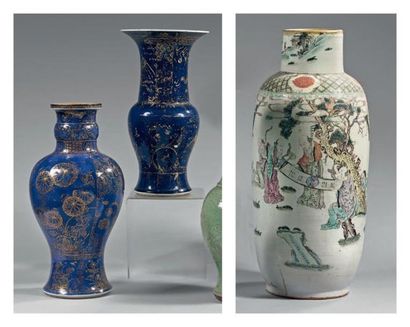 CHINE Deux grands vases décorés en camaïeu bleu et or sur fond poudré de dragons...
