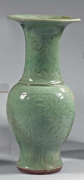 CHINE Grand vase à col décoré en léger relief de motifs fleuris se détachant sur...