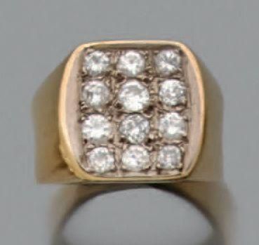 null Bague chevalière en or (750 millièmes) pavée de douze diamants ronds demi taille.
Poids...