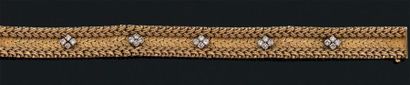 null Bracelet souple en or (750 millièmes) tressé orné de cinq motifs, chacun serti...
