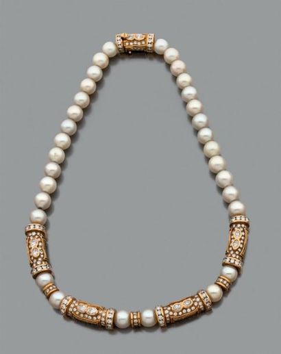 null Collier de trente-deux perles de culture blanches alternées de motifs cylindriques...