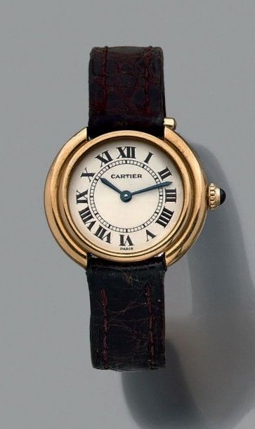 CARTIER 
Modèle Vendôme.
Montre bracelet de dame, la montre de forme ronde en or...