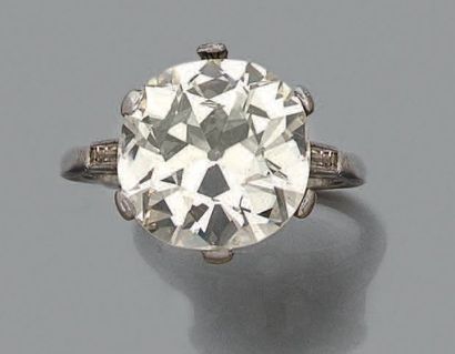 null Bague en platine (850 millièmes), ornée d'un diamant de taille ancienne de forme...