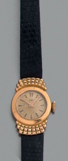 LIP 
Montre bracelet de dame, la montre en or jaune (750 millièmes) de forme ovale,...