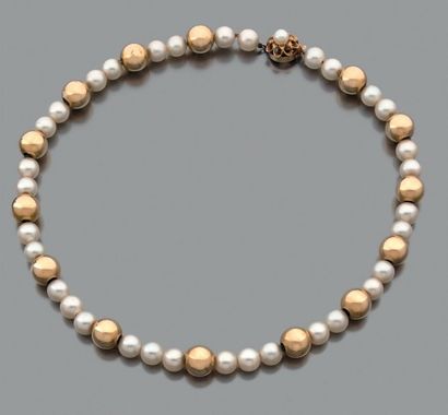 null Collier composé de trente-trois perles de culture blanche choker alternées de...