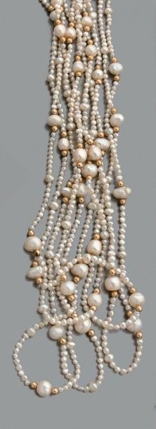 null Sautoir de cinq rangs de petites perles baroques agrémentées de boules d'or,...