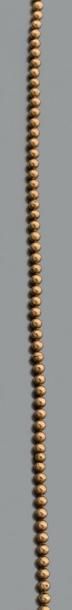 null Collier de boules d'or jaune (585 millièmes), le fermoir cylindrique gravé.
Poids:...