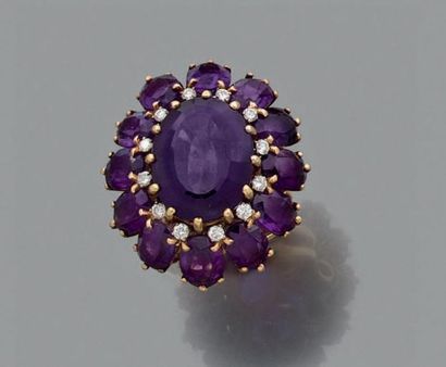 null Bague en or jaune (750 millièmes), ornée d'une améthyste de forme ovale dans...