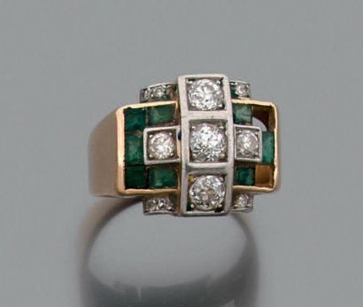 null Bague en or jaune (750 millièmes) et platine de forme géométrique ornée d'émeraudes...