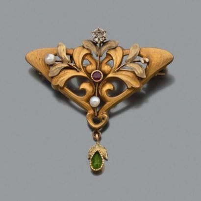 null Broche en or jaune (750 millièmes) à décor de fleurs.
Vers 1900.
Poids brut:...