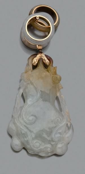 null Pendentif en jade figurant un fruit, la monture en or jaune (750 millièmes).
(Petits...