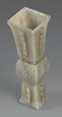 null Petit vase gu en néphrite à décor archaïsant, le corps orné de masques de taotie,...
