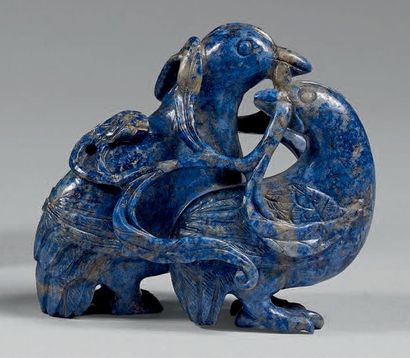 null Petit groupe en lapis-lazuli, deux cailles tenant un épi de millet.
Chine, XIXe...