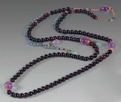 null Collier de mandarin (chaozhu) composé de cent-huit perles en bois et quatre...