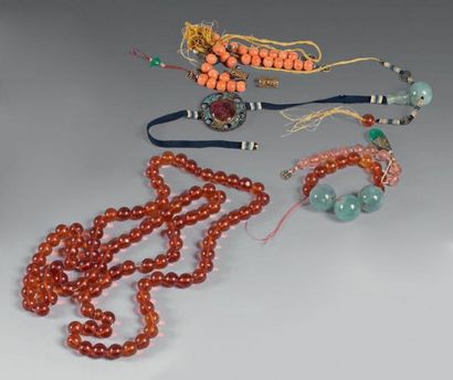 null Collier de mandarin (chaozhu) composé de cent-huit perles en ambre et quatre...