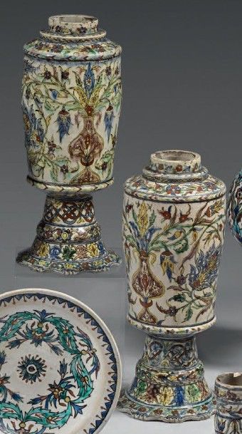 null Paire de vases.
Céramique siliceuse à panse cylindrique, épaule plate et petit...