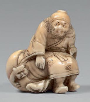 null Ensemble de cinq netsuke en bois, corne de cerf et ivoire: Jurojin portant une...