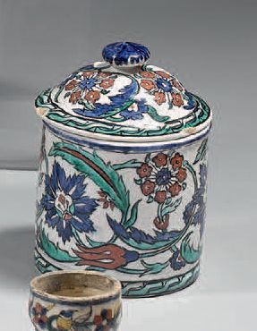 null Pot couvert, à décor de style Iznik, Europe, XXe siècle.
Céramique siliceuse...