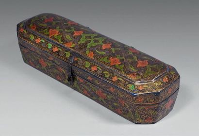 null Écritoire aux botehs, Cachemire, XIXe siècle.
Boîte octogonale en bois peint...
