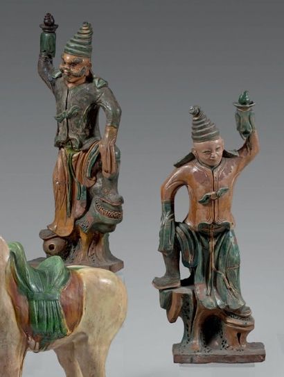 null Deux statuettes de personnages pouvant former paire debout sur des rochers en...