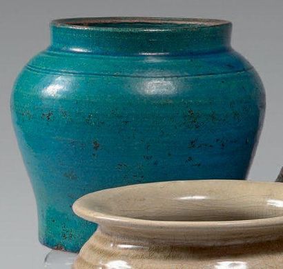 null Pot balustre en grès à glaçure turquoise.
Chine, époque Ming (1368-1644).
(Éclats).
Hauteur:...