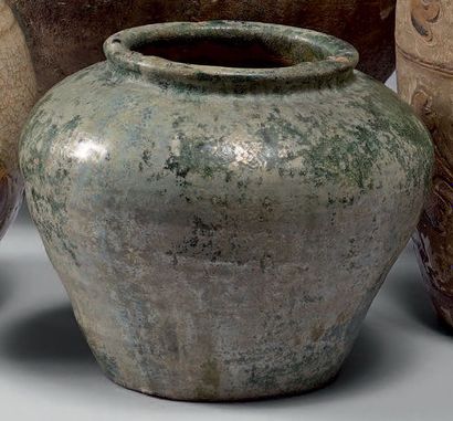 null Pot balustre en terre cuite émaillée vert irisé.
Chine, époque Han (206 av....