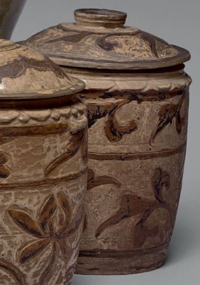 null Pot couvert cylindrique en céramique émaillée beige et brun à décor de rinceaux...