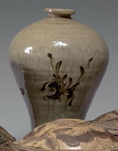 null Vase maebyong en céramique émaillée céladon craquelé, à décor en barbotine brune...