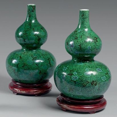 null Paire de vases de forme double gourde en porcelaine émaillée verte à décor de...