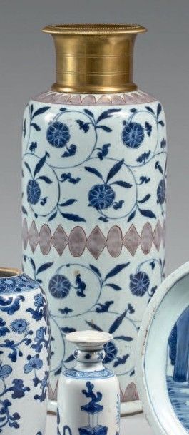 null Vase rouleau en porcelaine à décor en bleu sous couverte de rinceaux fleuris,...