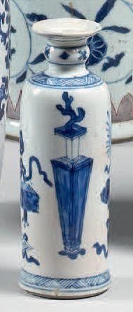 null Petit vase rouleau à col évasé en porcelaine à décor en bleu sous couverte d'objets...