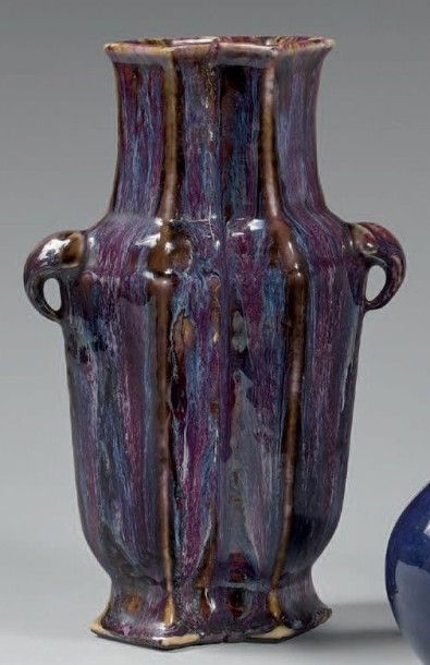 null Double vase balustre en grès flammé aubergine à haut col, les anses en forme...