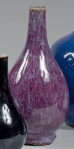 null Petit vase piriforme en grès flammé aubergine.
(Éclats au talon).
Chine, XVIIIe...