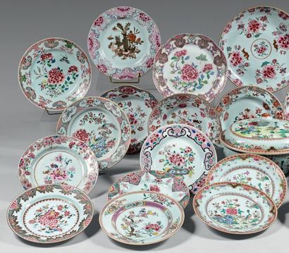 null Ensemble de douze assiettes en porcelaine décorée en émaux polychromes de la...