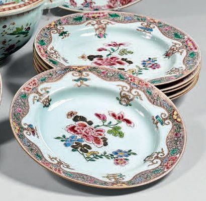 null Ensemble de six assiettes en porcelaine décorée en émaux polychromes de la famille...