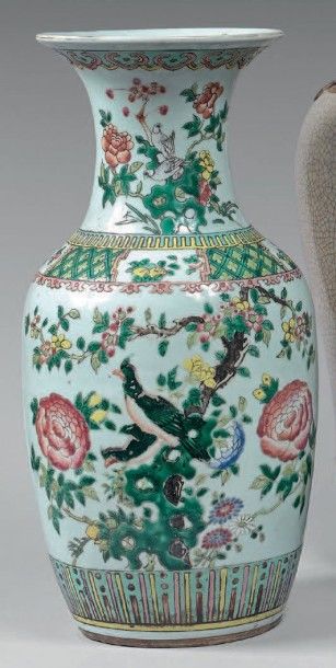 null Vase en porcelaine à col évasé à décor en émaux polychromes dans le style de...