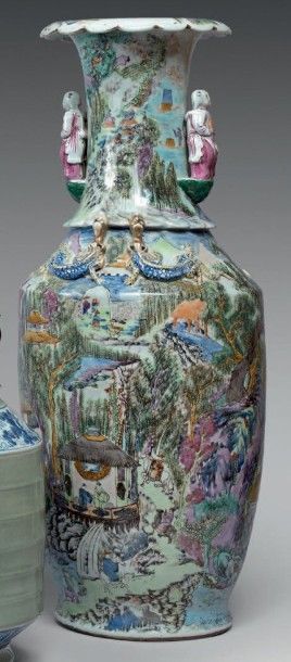 null Grand vase en porcelaine émaillée polychrome à décor de villages lacustres et...