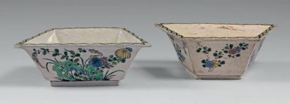 null Deux petits cache-pots en porcelaine émaillée polychrome à décor de fleurs de...