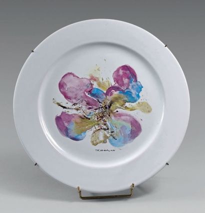 null Assiette en porcelaine blanche, à décor imprimé en son centre d'une orchidée,...